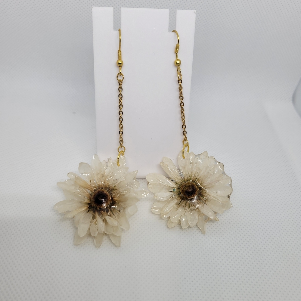 Elegant Floral Drop Earrings in Cream and Gold - Picture 1 of 1